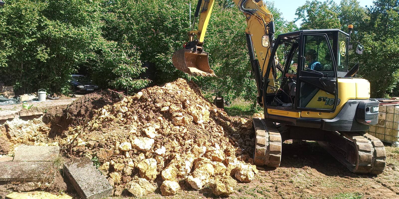 10-Tonnen-Bagger von SB Baggerarbeiten hebt Fels- und Erdmaterial auf einer Baustelle aus